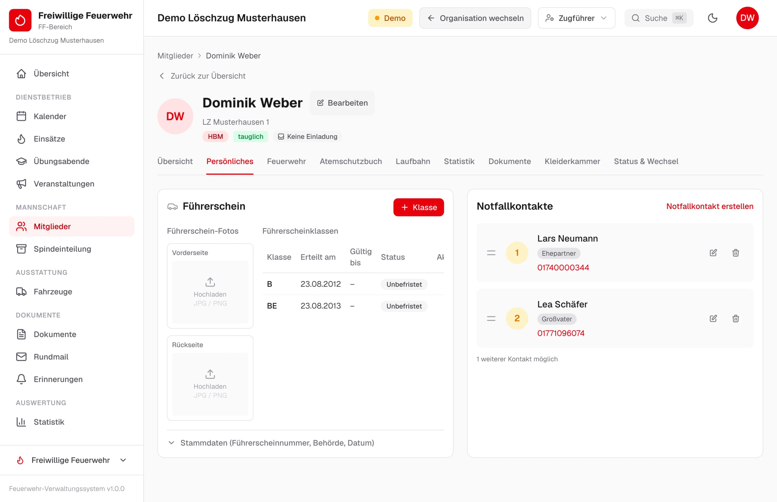 Notfallkontakte eines Mitglieds mit Beziehung und Telefonnummer, daneben die Führerscheinklassen – Beispieldaten