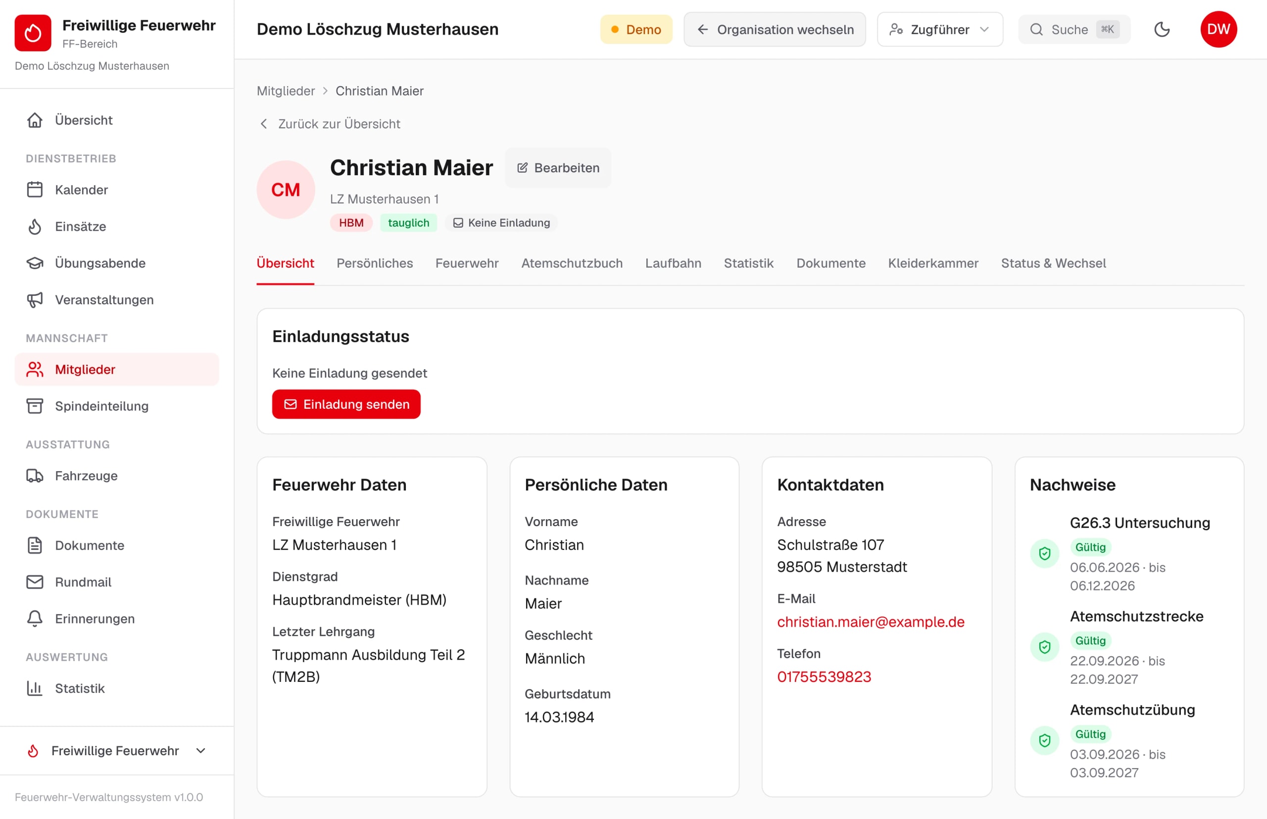 Mitglied mit Einladungsstatus, Feuerwehr-, Personen- und Kontaktdaten sowie Nachweisen mit Gültigkeit – Beispieldaten